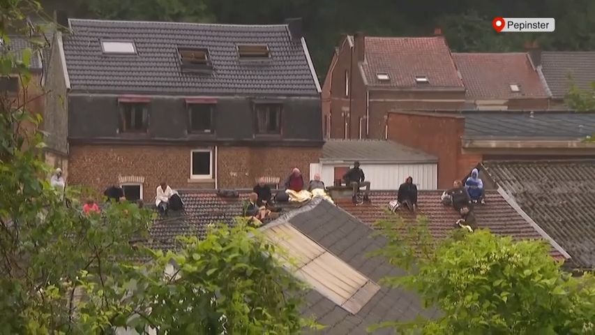 Video z Belgie: Lidé čekají na záchranu v dešti na střechách